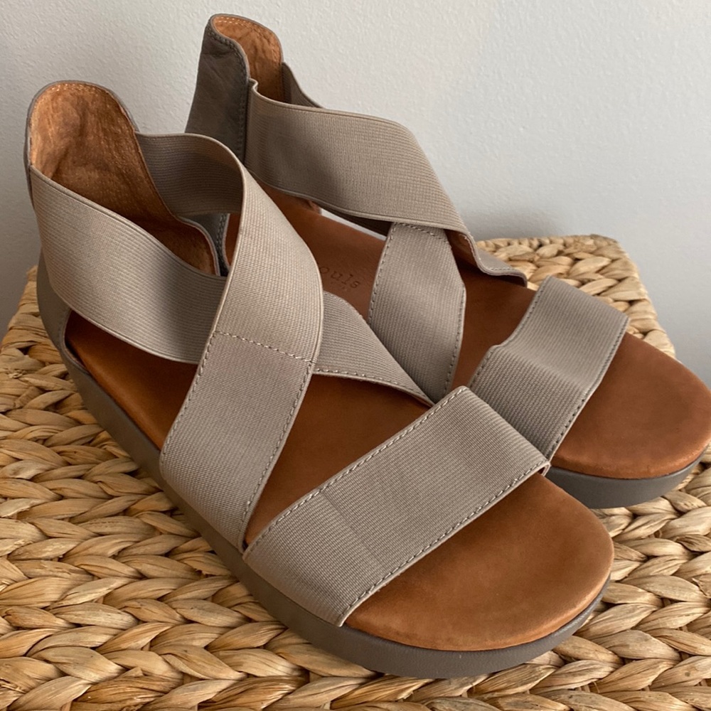 Gentle Souls Jessa Sandal Gray Size 9
